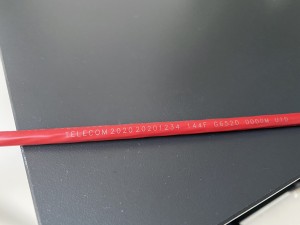 Efeito de marcação no cabo de fibra óptica vermelho