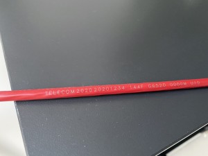 Efecto de marcado en cable de fibra óptica rojo